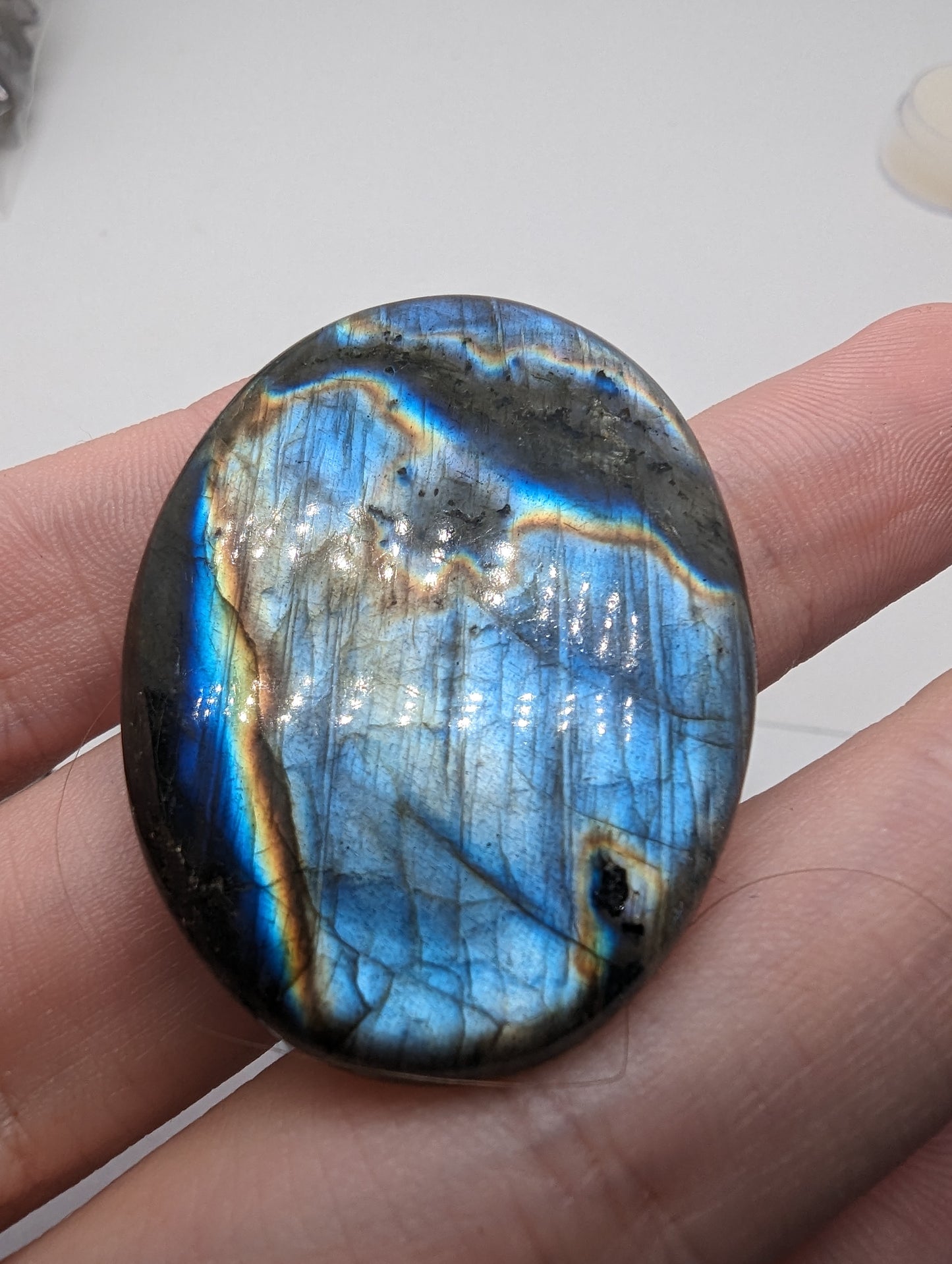 Labradorite - 108.35cts(21.67g) - 
47mm