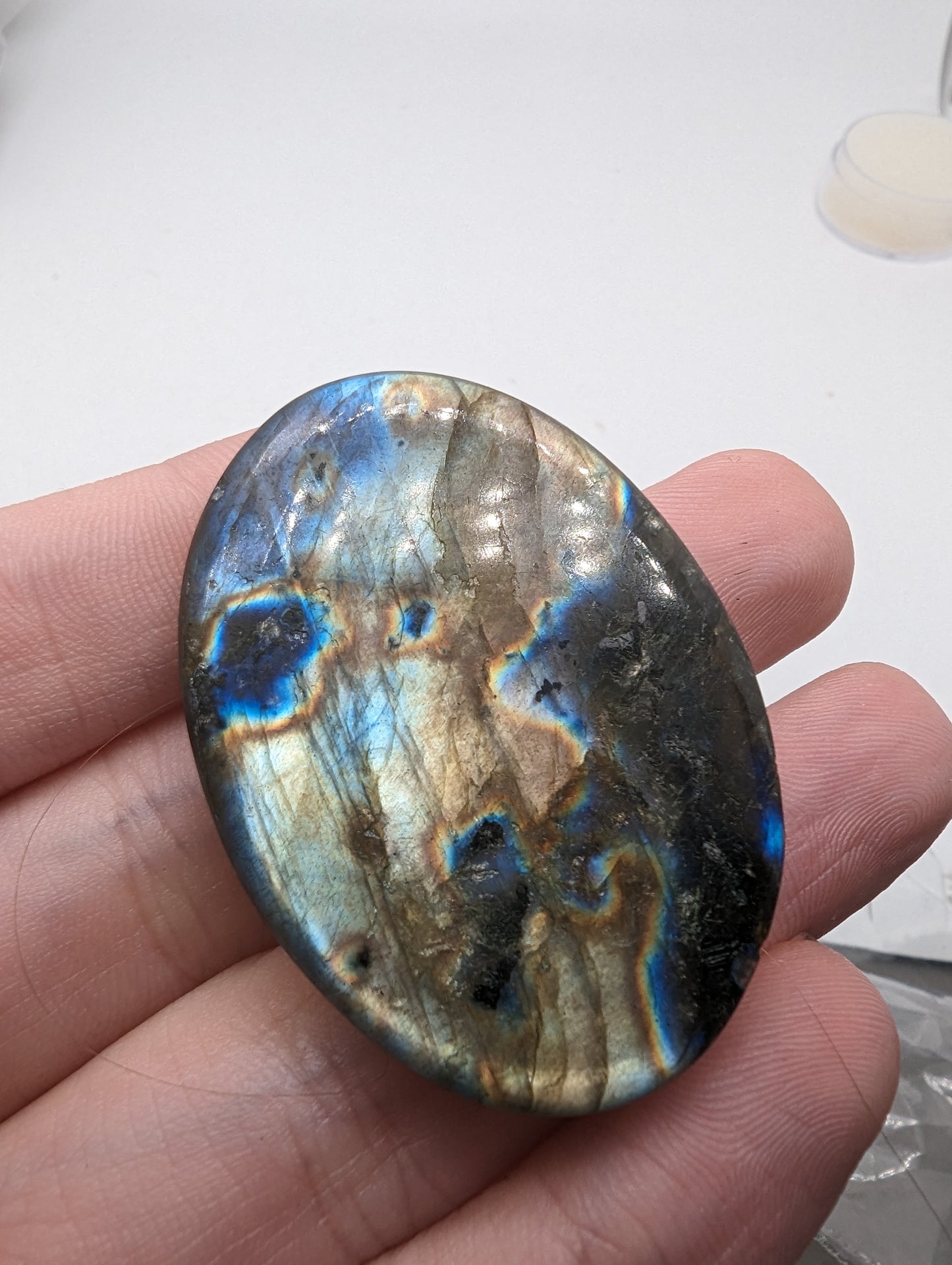 Labradorite - 108.35cts(21.67g) - 
47mm