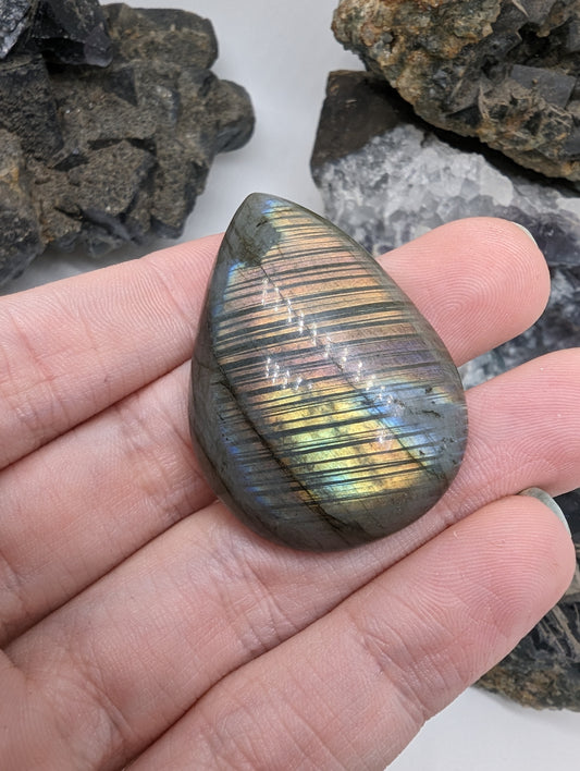 Spectralite(Madagascar)- 
Chatoyant Labradorite - 
Sunset Flash - 
105.65cts(21.13g)- 
50mm