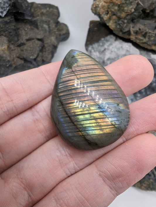 Spectralite(Madagascar)- 
Chatoyant Labradorite - 
Sunset Flash - 
105.65cts(21.13g)- 
50mm