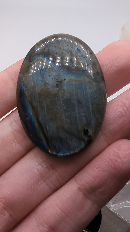 Labradorite - 108.35cts(21.67g) - 
47mm