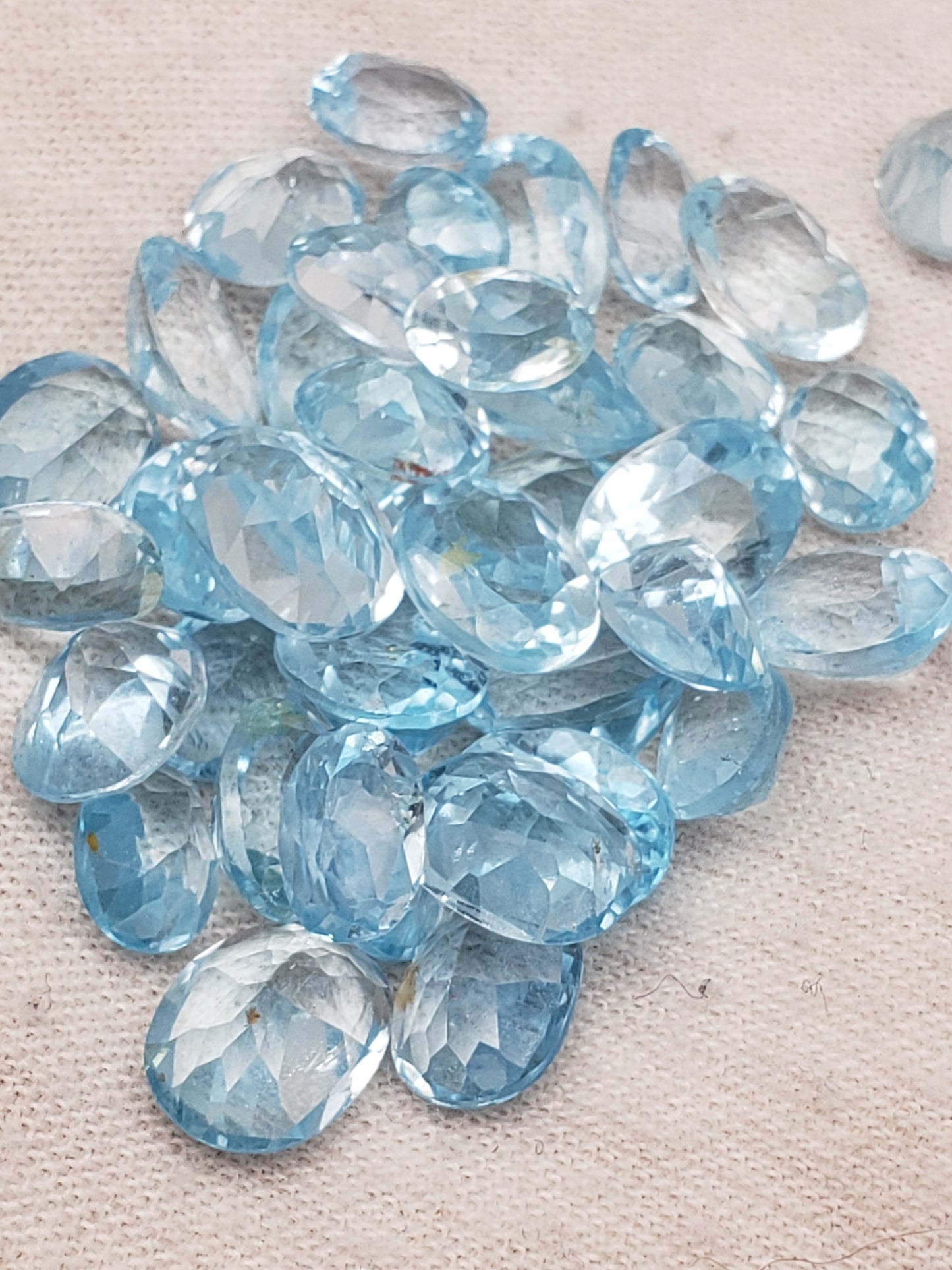 Swiss Blue Topaz Facets - Ovals - Brilliant Blue - 1-2.5 carats per piece