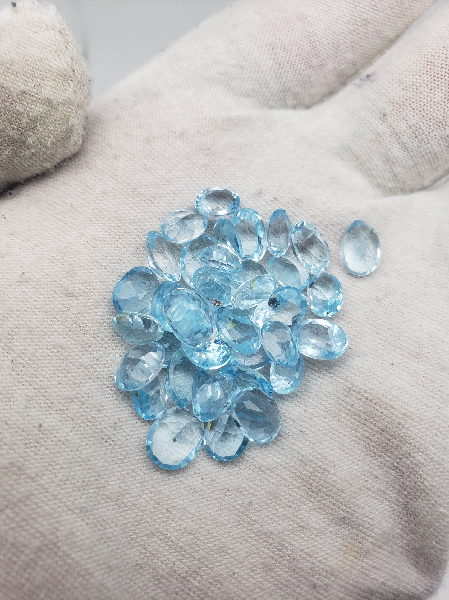 Swiss Blue Topaz Facets - Ovals - Brilliant Blue - 1-2.5 carats per piece